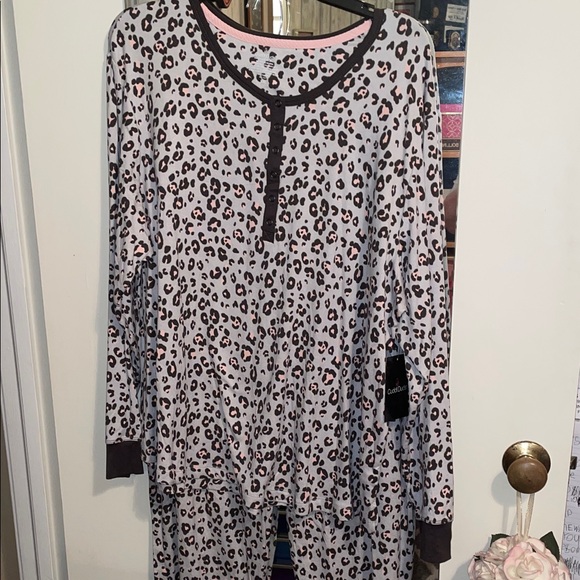 NWT Cuddl Duds Leopard Print Pajama Set with Black Trim - Picture 1 of 5